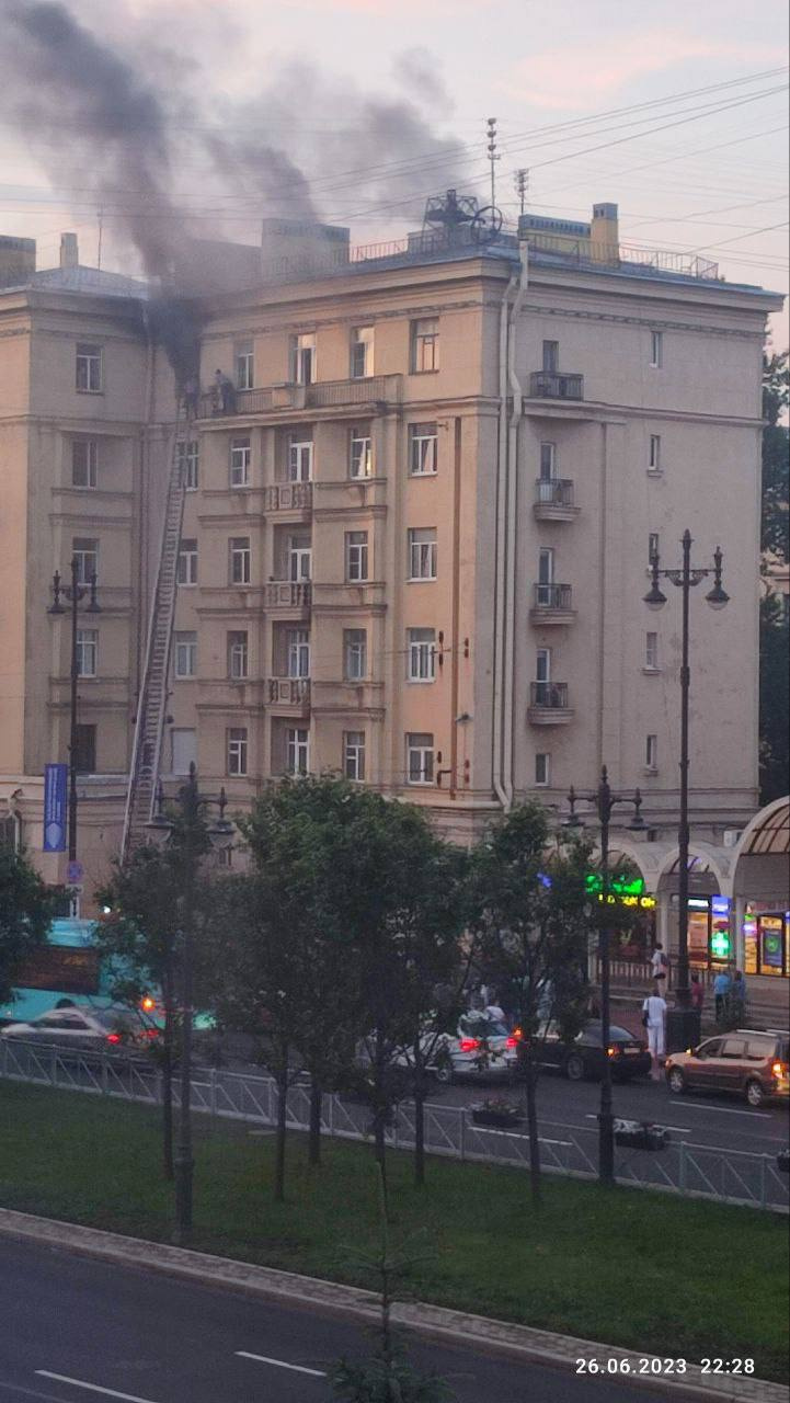 Пожарные спасали людей из горящей квартиры на Алтайской через окно