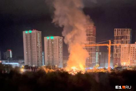 «Горят электропровода»: в Екатеринбурге вспыхнул сильный пожар