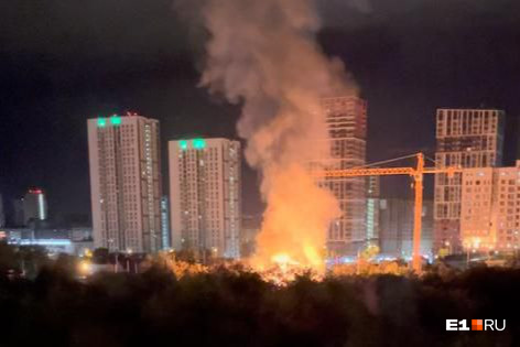 «Горят электропровода»: в Екатеринбурге вспыхнул сильный пожар