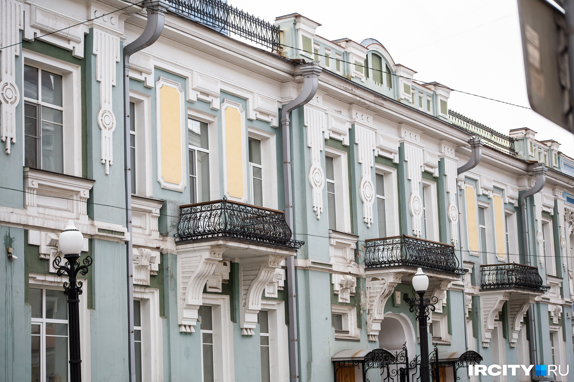 Этим зданием в середине XIX века владел иркутский купец первой гильдии Яков Домбровский
