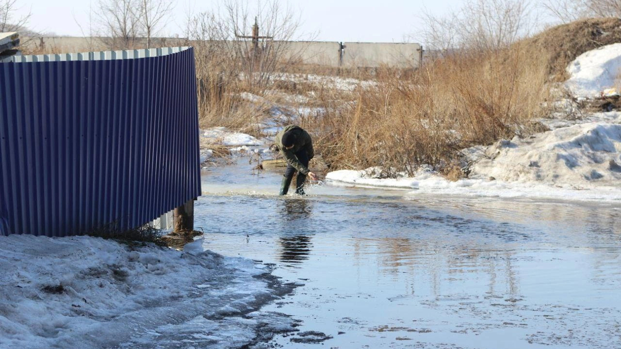 «Одно и то же 70 лет»: в Кемерове многодетная семья оказалась отрезана от улицы из-за талых вод