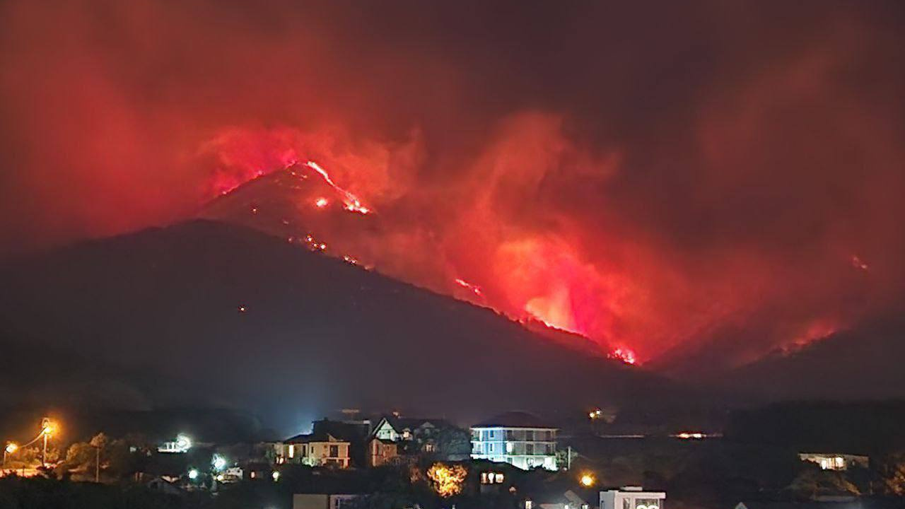 В Геленджике крупный пожар вторые сутки тушат спасатели и волонтеры. Хроника основных событий