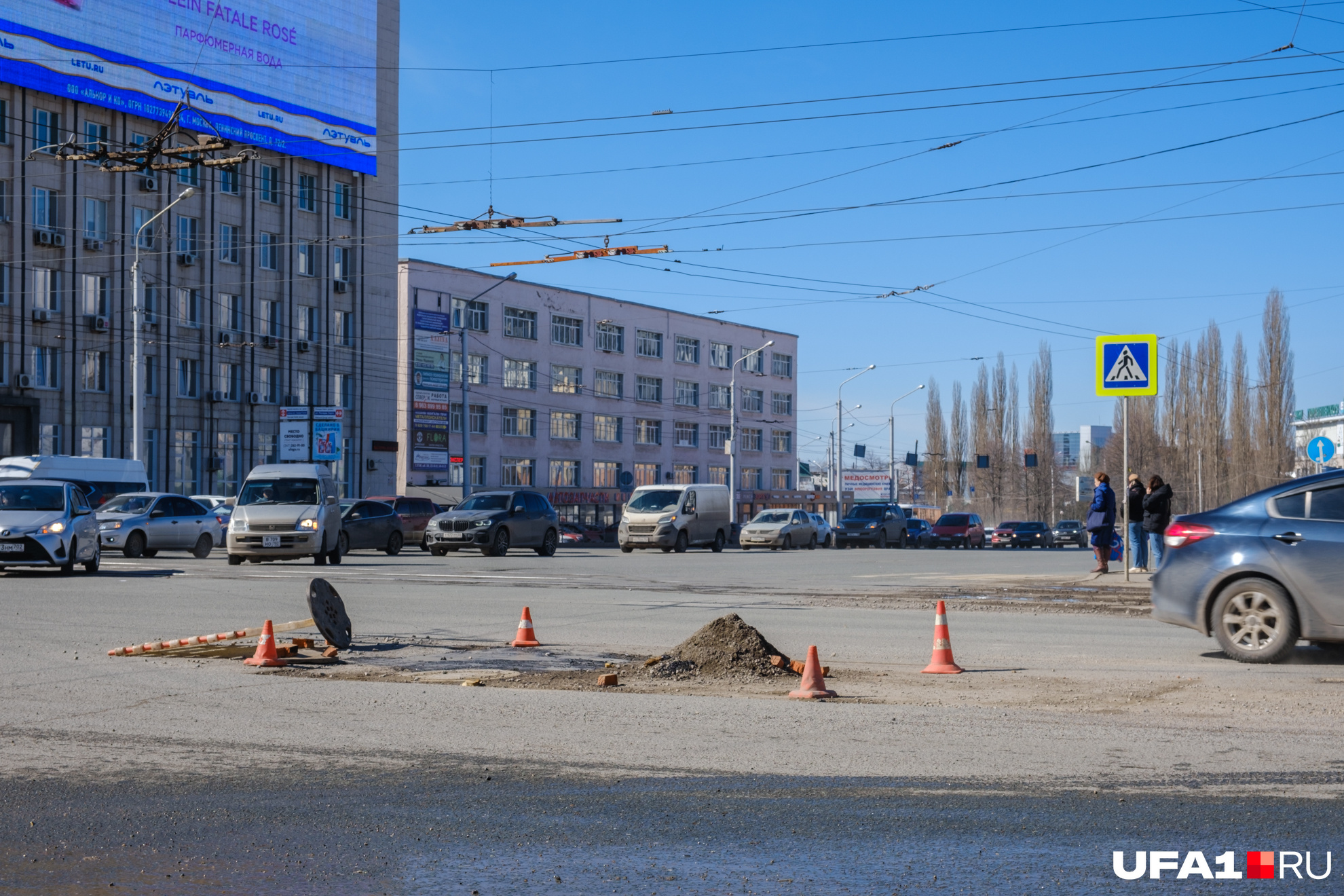 Пересечение Города Галле и Рихарда Зорге. Звучит как заклинание, но, судя по фото, оно не работает. При повороте этот участок машины вынуждены объезжать и слева, и справа