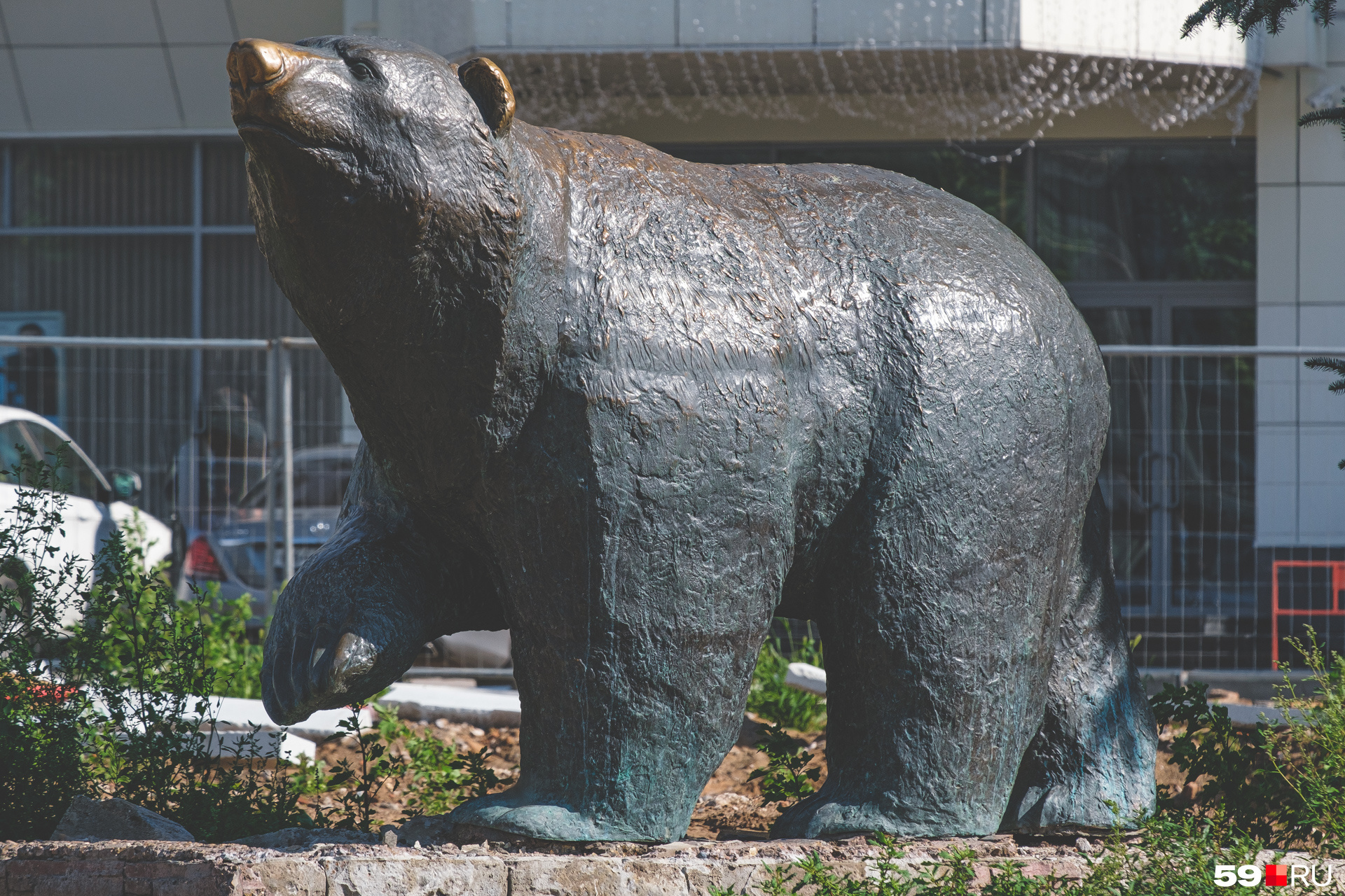 Скульптура «Легенда о пермском медведе» сейчас находится возле отеля «Урал»