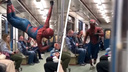 «Пришел спасать от плохого настроения»: новосибирцы заметили в метро Человека-паука — видео