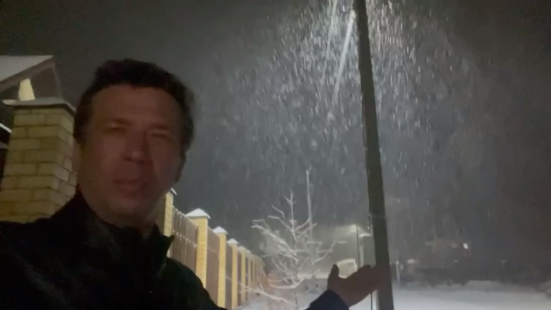 «Пермь — это снег»: актер Андрей Мерзликин приехал с концертом и попал в зимнюю сказку весной