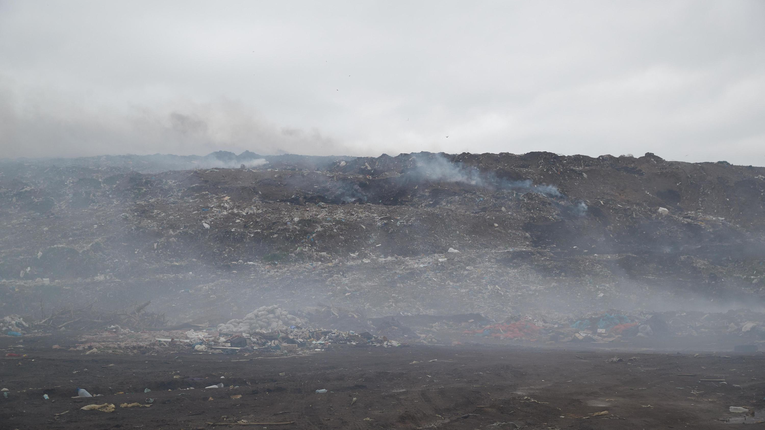 «Жаль, что камера не передает запах»: новосибирцы четвертый день задыхаются от горящей свалки — дворы заполнил дым