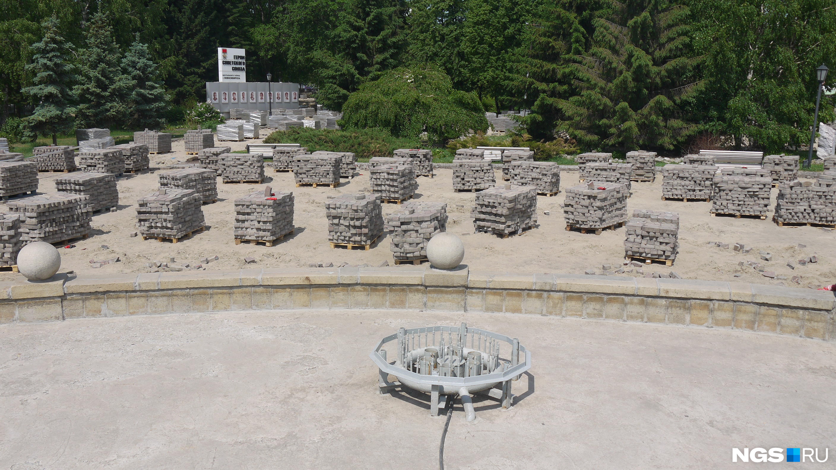 Пространство вокруг фонтана напоминает кладбище