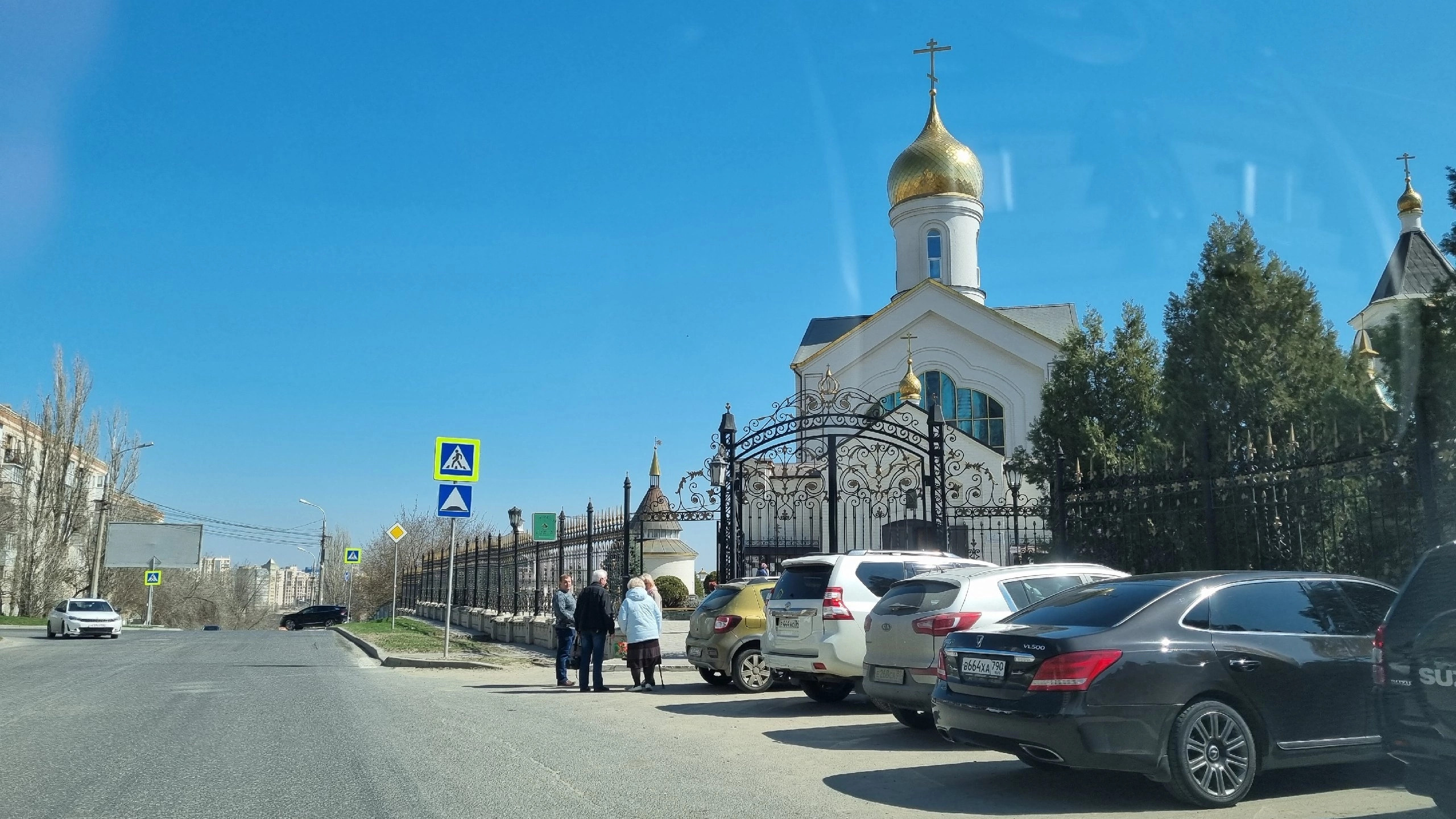 В Волгограде верующие православные христиане отмечают Благовещенье