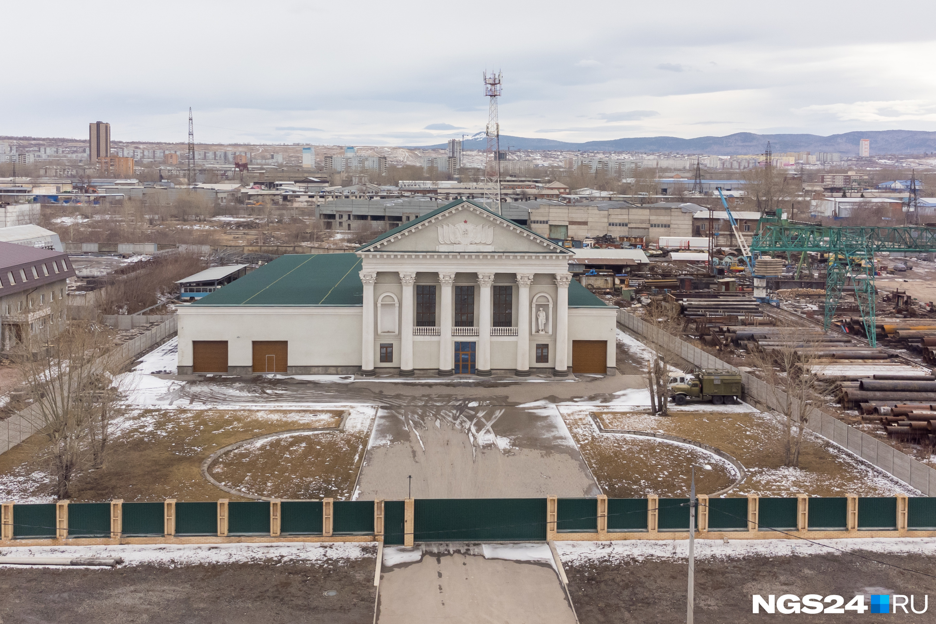 Здание ДК возродили почти из пепла, но простым людям вход туда закрыт Здание ДК возродили почти из пепла, но простым людям вход туда закрыт