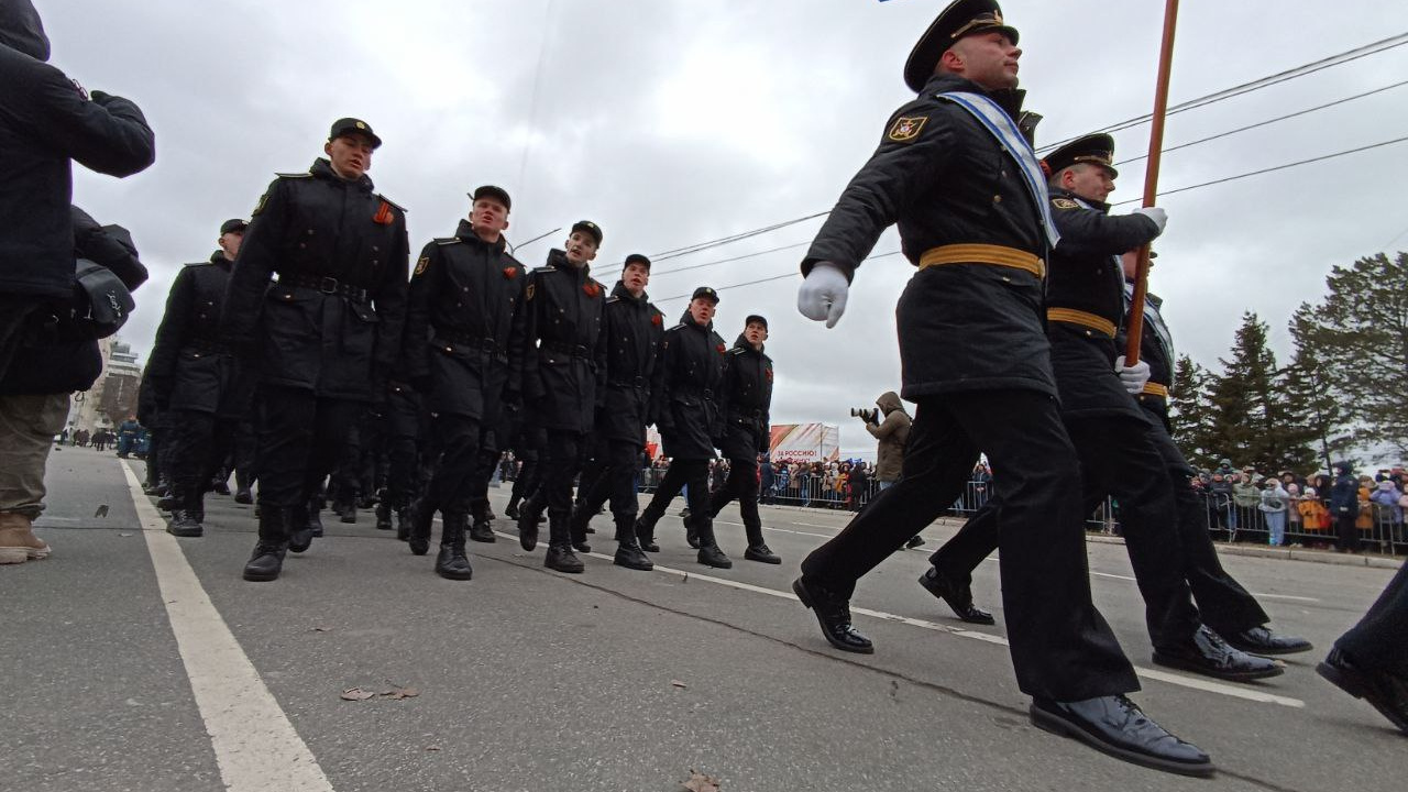 Без техники, но с шествием войск: показываем, каким был парад в Архангельске