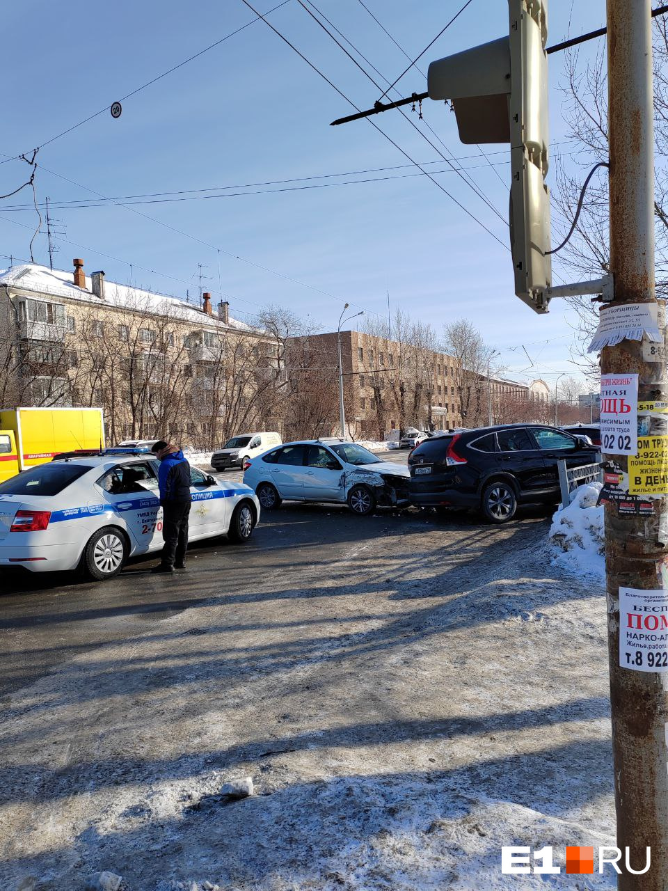 В Екатеринбурге лихач на «Ладе» устроил массовое ДТП. Он протаранил три легковушки: видео