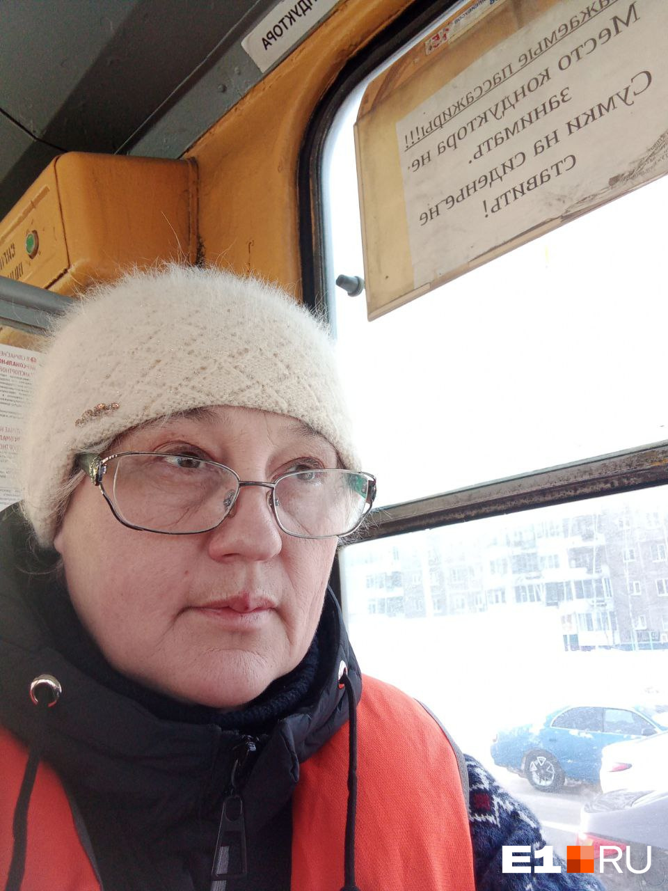 В Екатеринбурге кондуктор трамвая спасла бабушку, которая ушла из дома без шапки и с голыми ногами