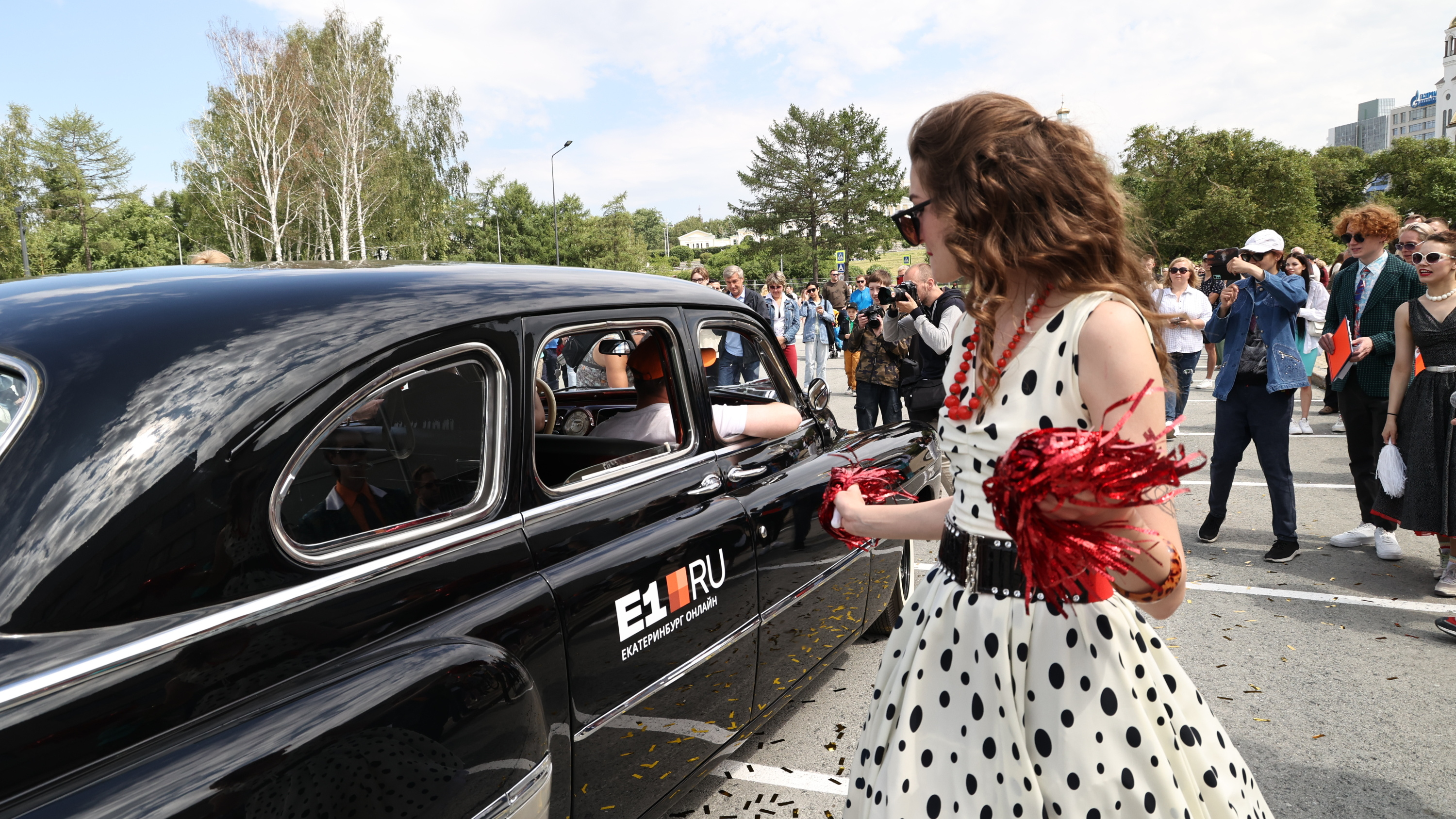 Прекрасные девушки, винтажные машины и конфетти: как в Екатеринбурге прошла гонка ретроавтомобилей