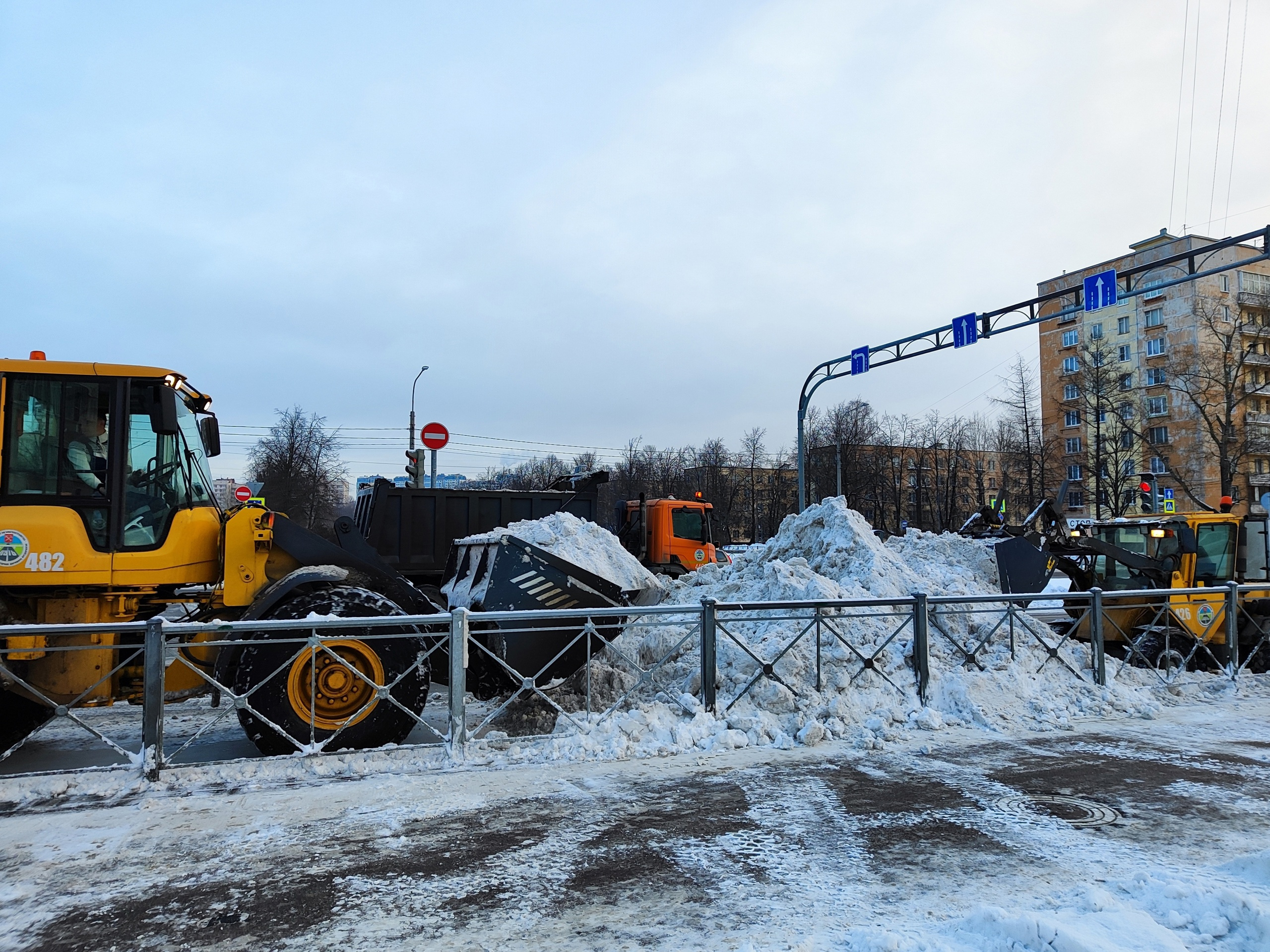 Мороз прихватывает Петербург. За сутки на городские дороги высыпали больше 500 тонн песка с солью