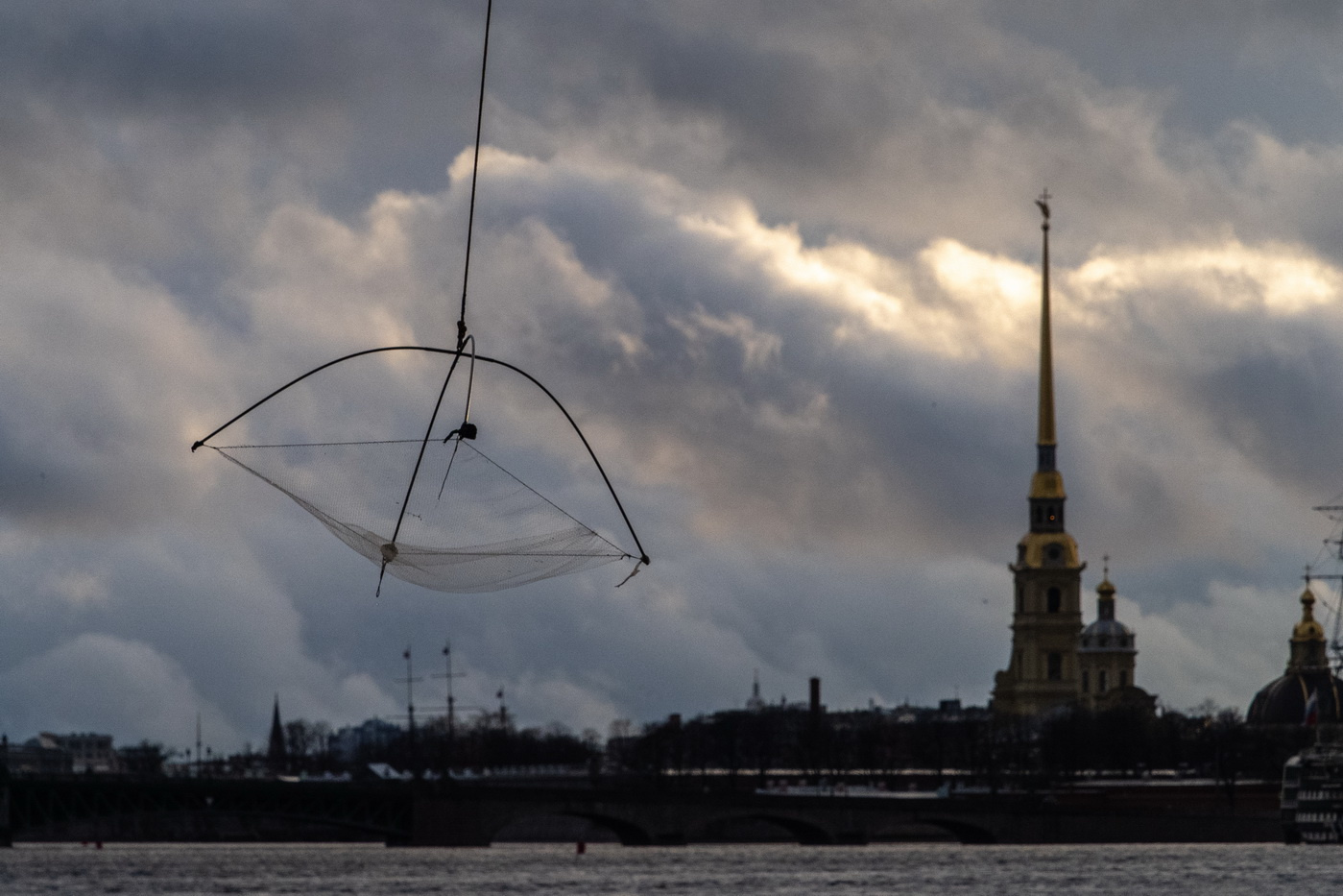 «Плывет!» Петербургские рыбаки вышли на ночной лов корюшки