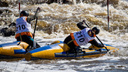 Сплавили на выходные: 60 новосибирских подростков устроили гонки на маленькой речке