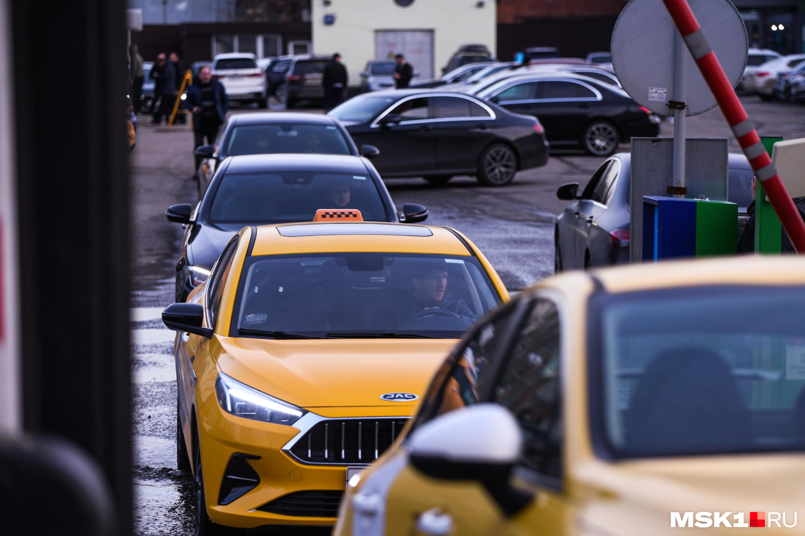 «Мне высадить клиента на трассе?» Таксисту прямо в пути резко урезали стоимость поездки в Кольцово