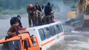 Спасались на крыше. Вахтовый автобус утонул в реке Тернейского района — видео