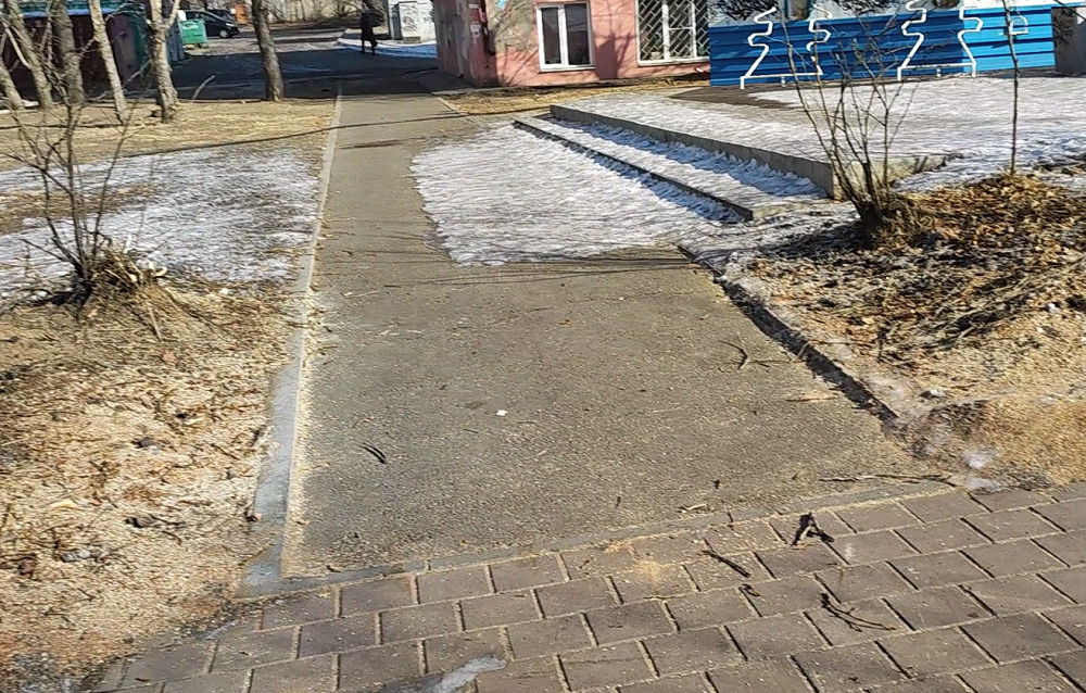 Читинец сам начал чистить от снега дорожки на площади для прогулок мамы