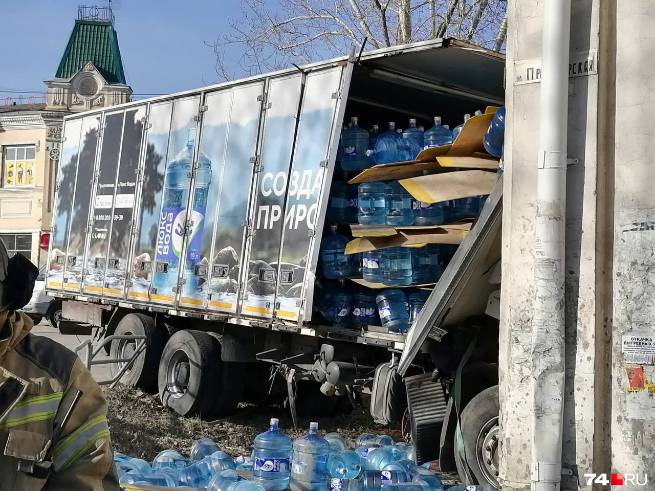 Фура с водой разрушила здание городской больницы в Миассе, фото и видео ДТП  - 31 марта 2023 - ФОНТАНКА.ру