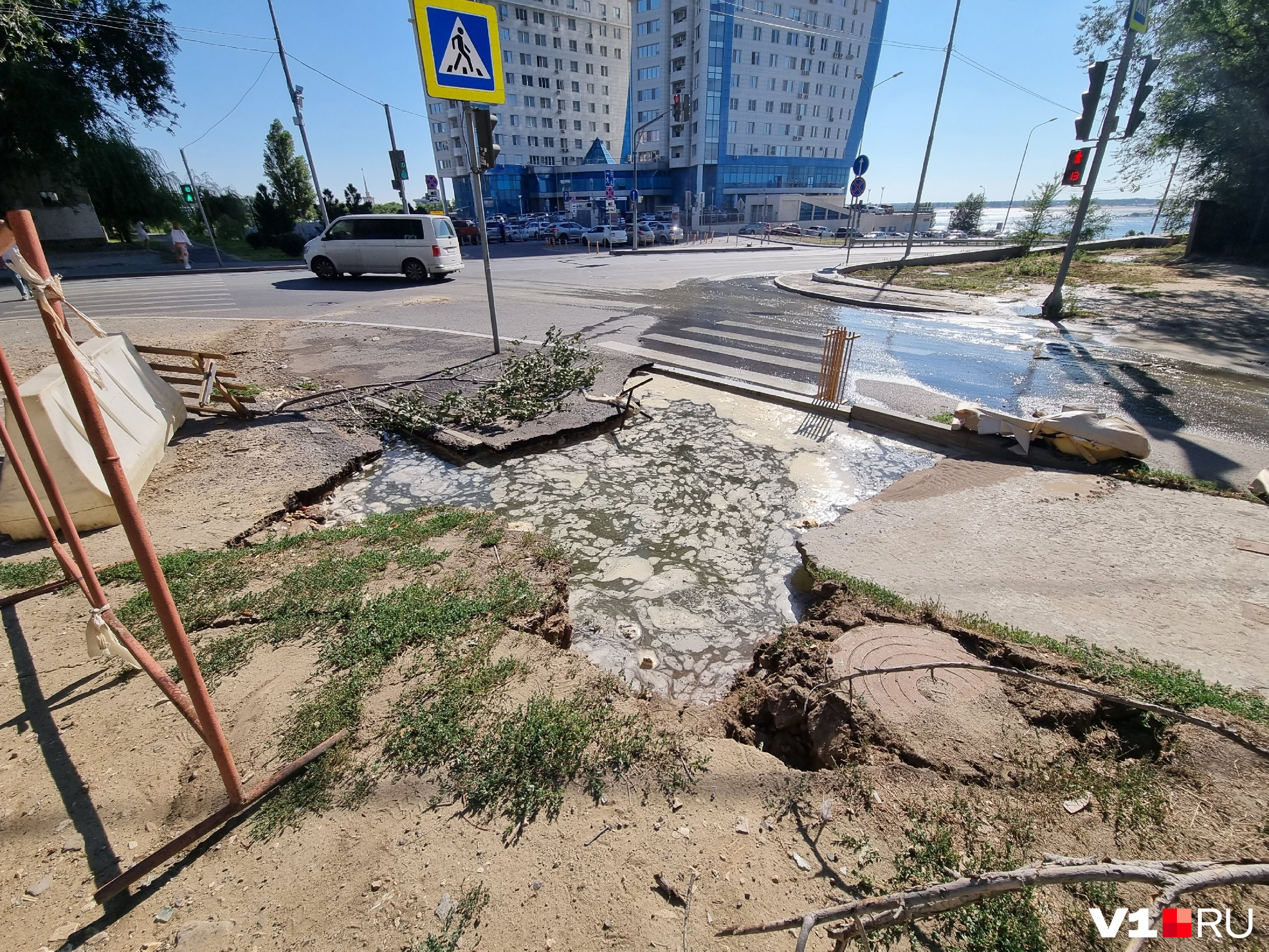 По словам горожан, вода течет с вечера 16 августа По словам горожан, вода течет с вечера 16 августа