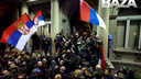В Белграде начались протесты, люди штурмуют мэрию. Президент Сербии выступил со срочным обращением
