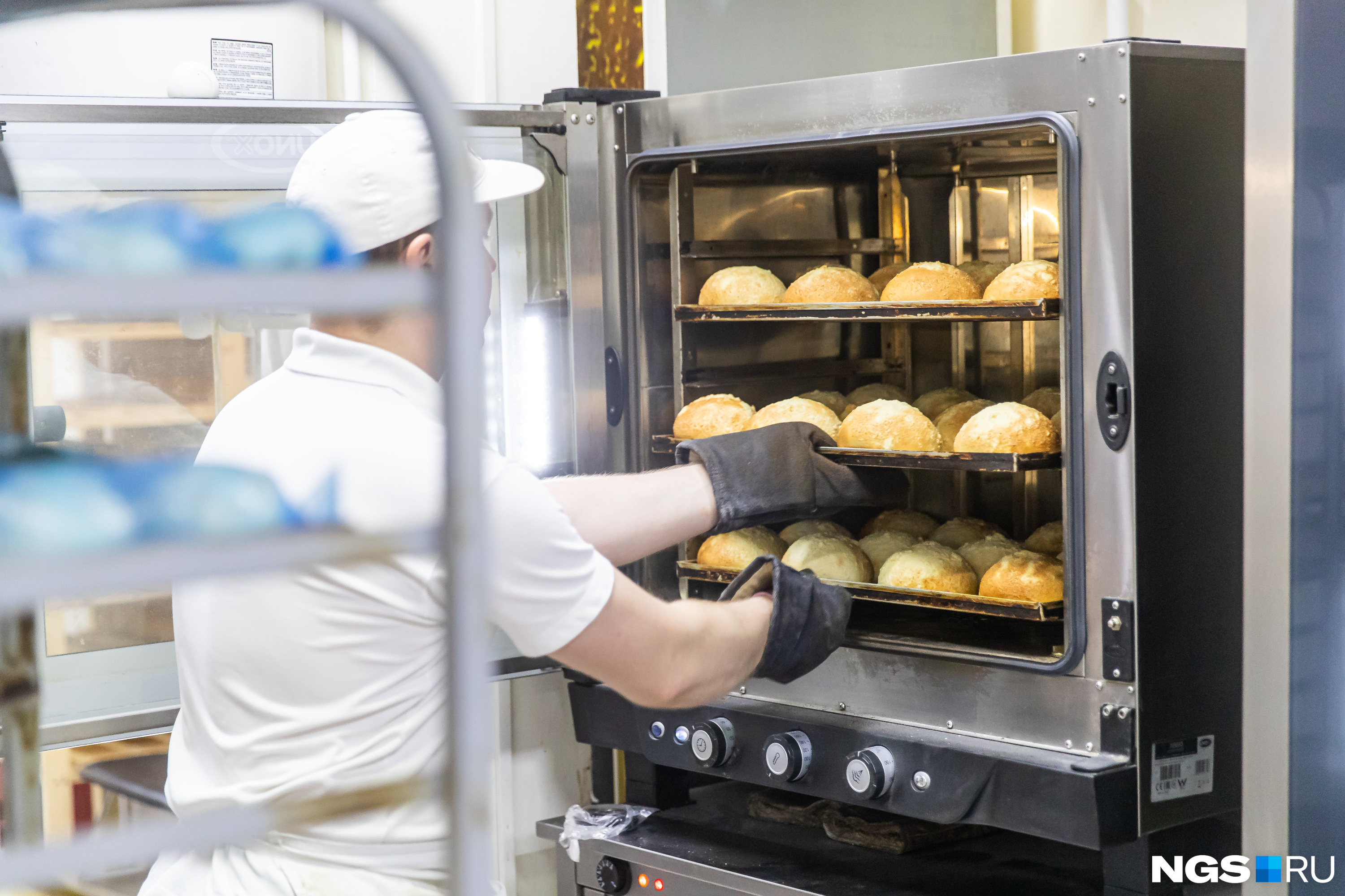 В пекарне готовят выпечку с раннего утра, чтобы клиенты могли купить свежие булочки и хлеб