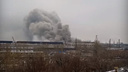 На заводе в Челябинске вспыхнул крупный пожар