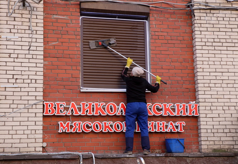 Розница пошла под нож. «Великолукский мясокомбинат» сворачивает фирменную торговлю в Петербурге