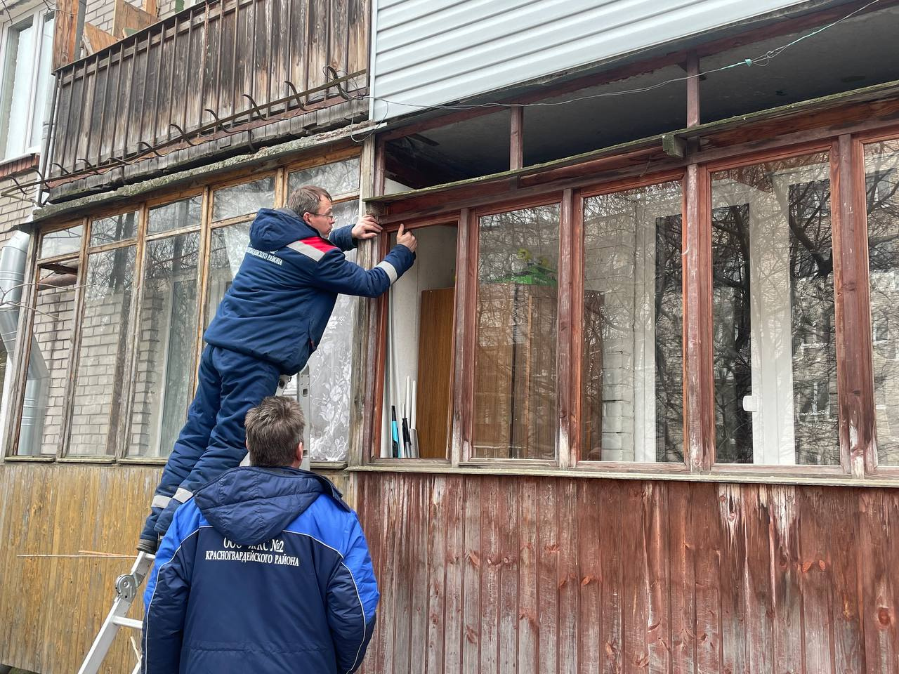 В поврежденном от удара беспилотника доме на Пискаревском проспекте в  Петербурге восстанавливают балконы - 13 марта 2024 - ФОНТАНКА.ру