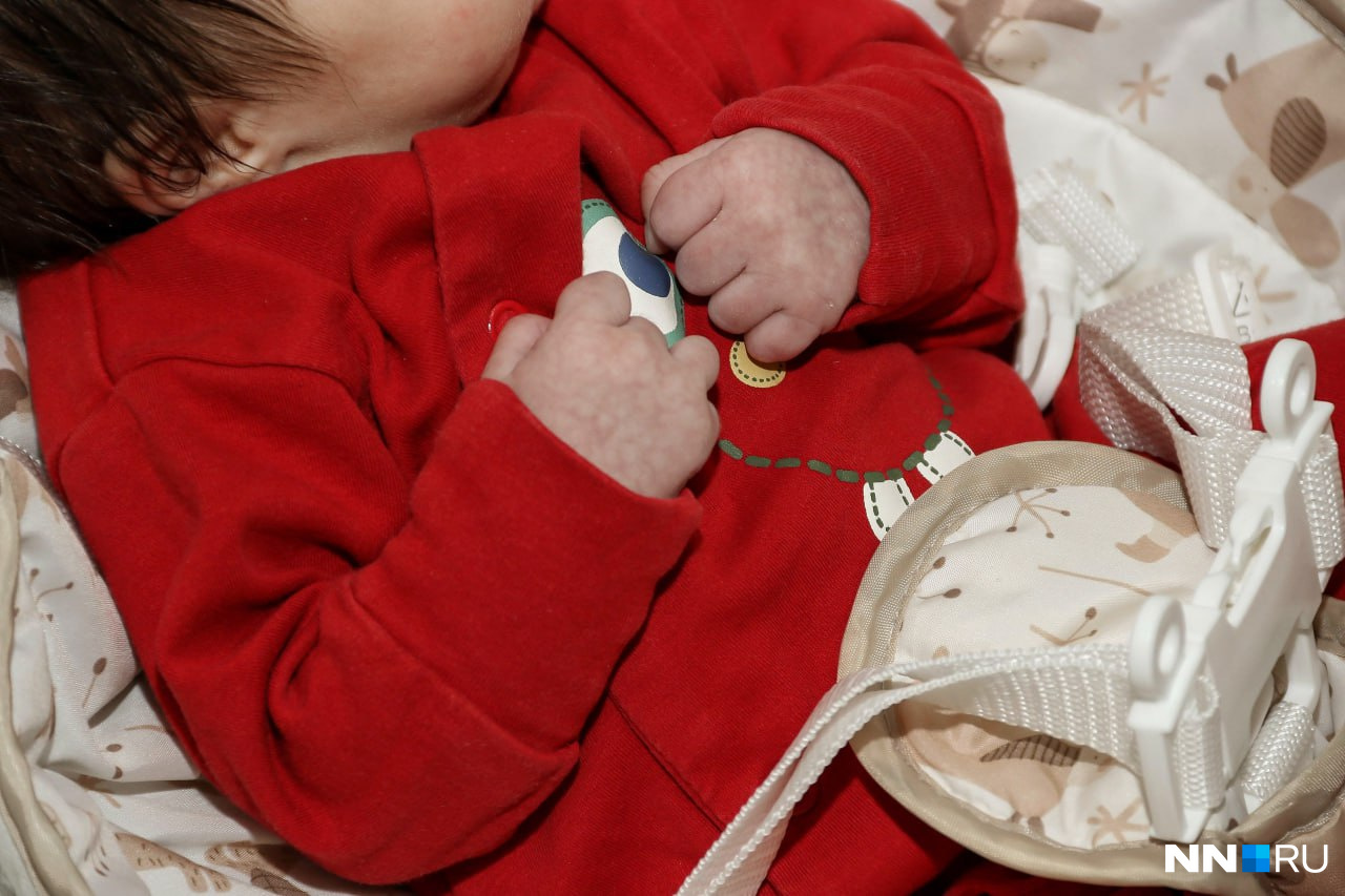 Мама собирает детский игрушки. Девочка убирает пол. Маленькую девочку снимала мама. Маленькую девочку снимала мама. Дети помогают родителям.