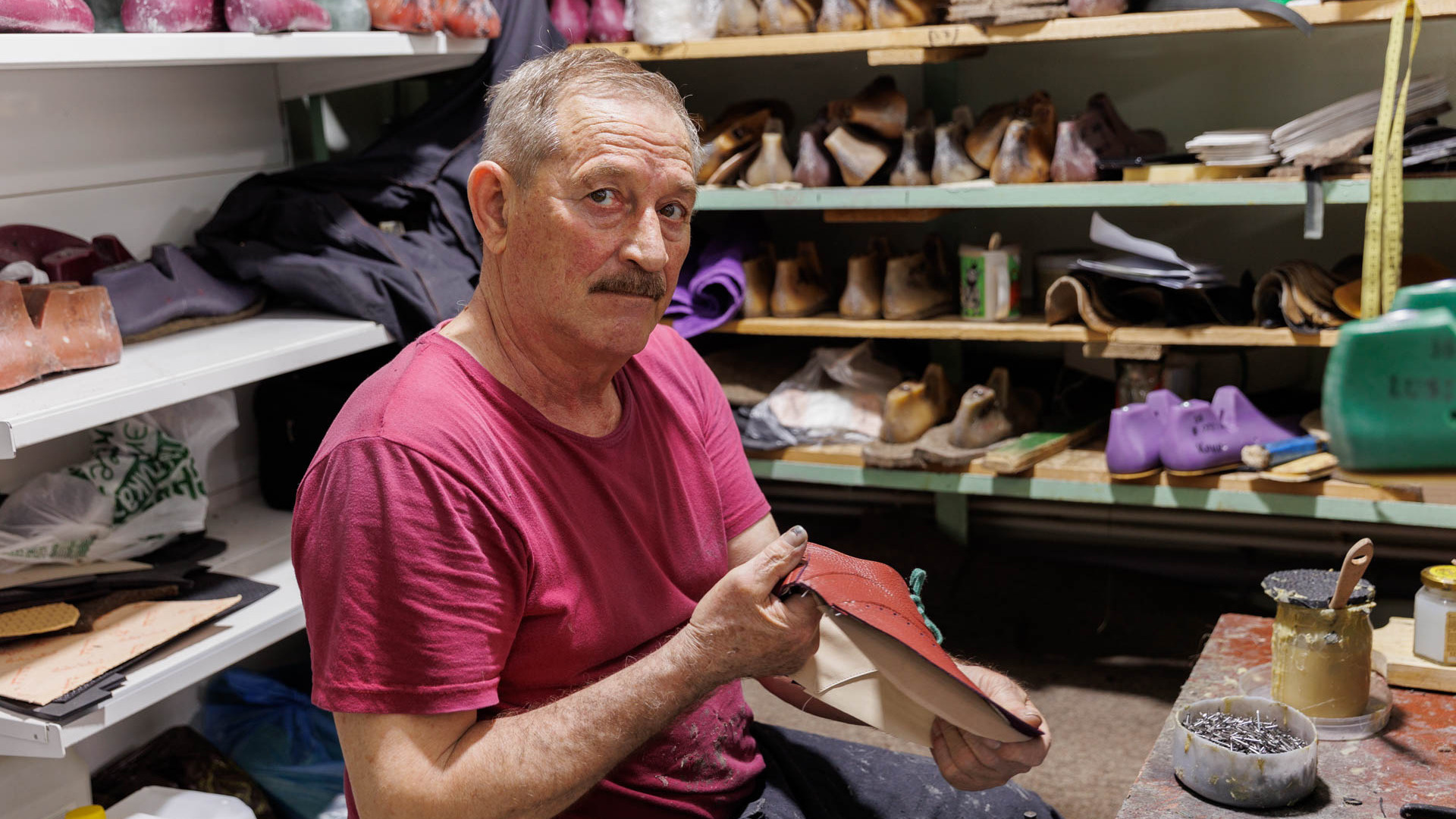 Делают обувь вручную, из настоящей кожи и меха. Как тюменцы возрождают советскую фабрику — история