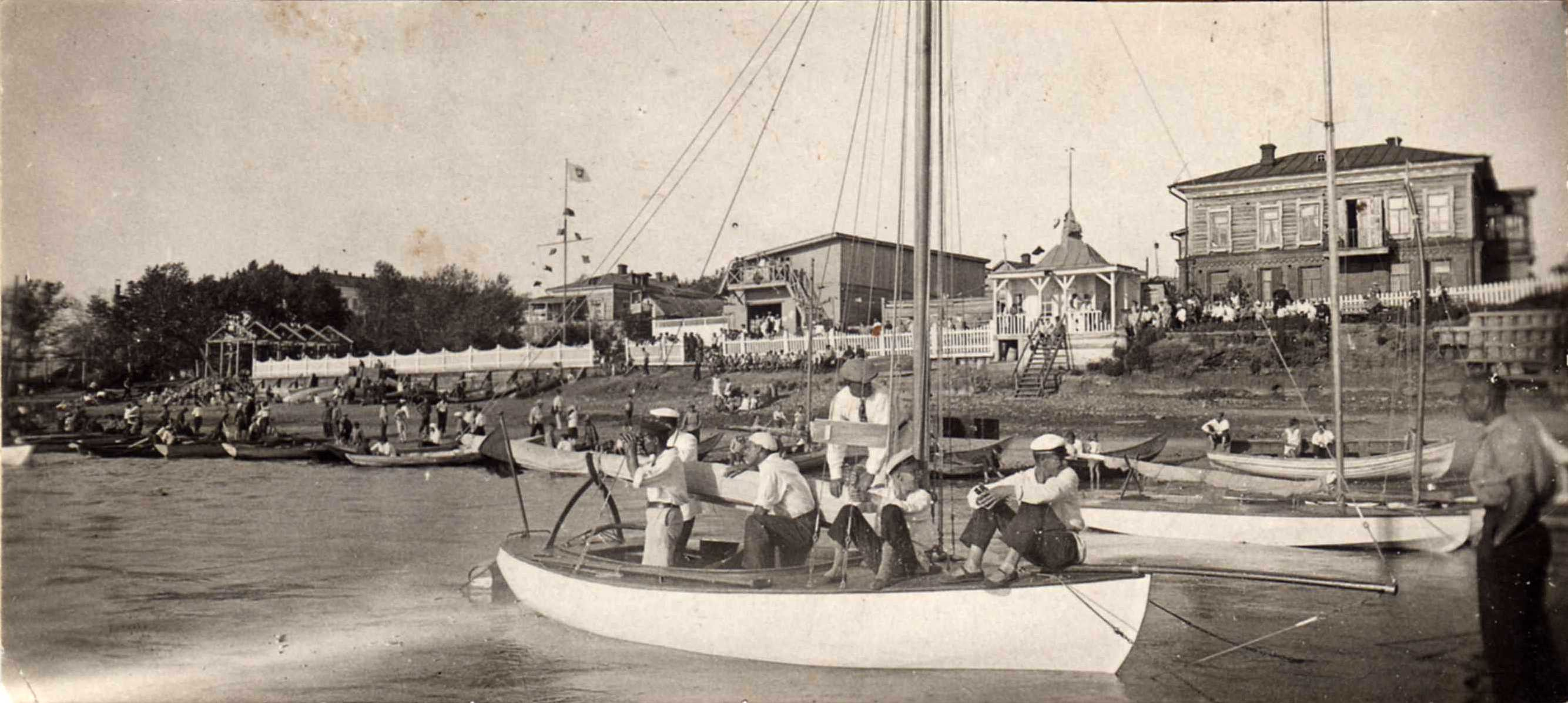 В 1930-м омичи устроили гонки на яхтах возле будущего пляжа «Центральный-2» (в советские годы его называли Куйбышевским). На воде прохладно, да и в белых рубашках не жарко