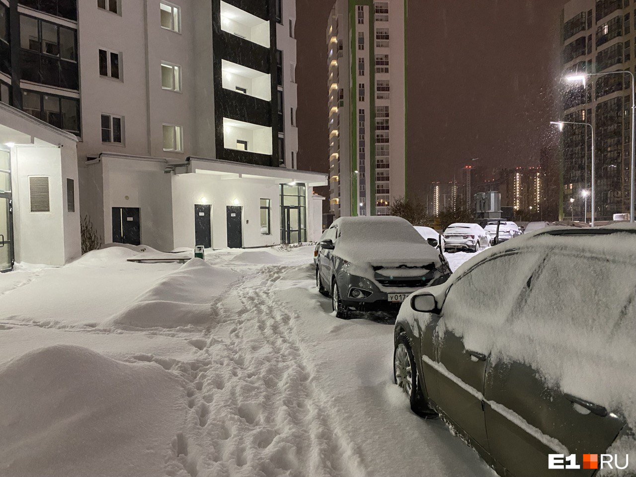 Ни проехать ни пройти. Из-за мощного снегопада в Екатеринбурге случился адский коллапс на дорогах