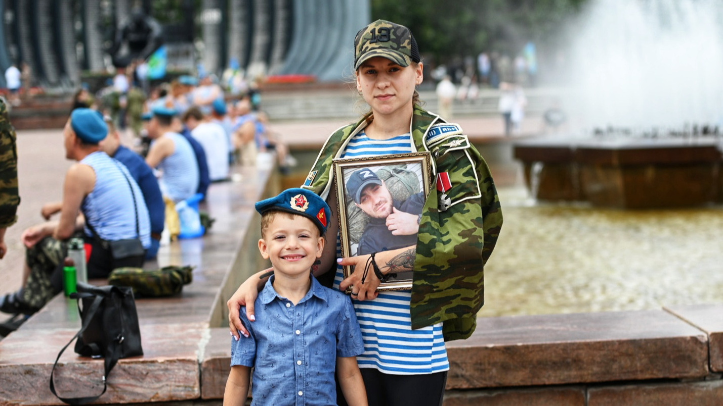 «4-летний сын поседел, когда отец умер». История трогательной фотографии со Дня ВДВ