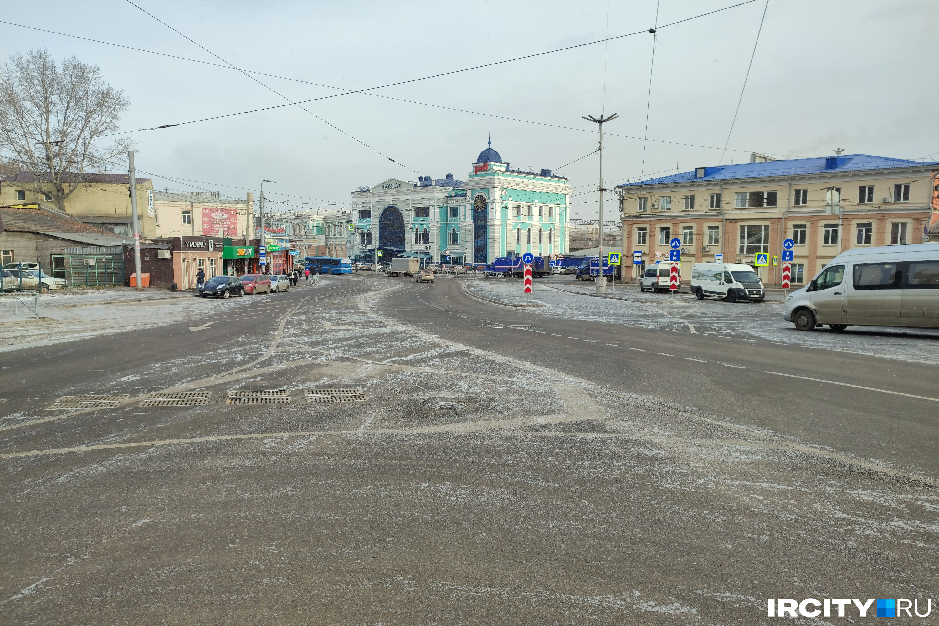 На вокзале Иркутска появилась новая разметка: из-за нее туда перестали  заезжать ангарские автобусы, а водители признались, что не понимают ее - 23  ноября 2023 - ircity.ru