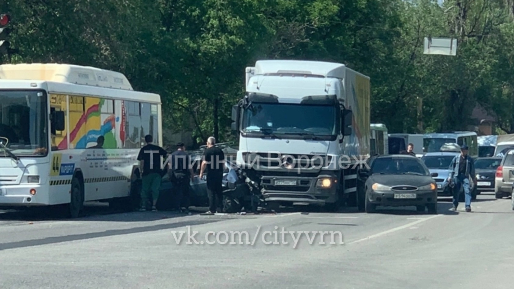 На левом берегу Воронежа столкнулись автобус с пассажирами, грузовик и легковушка