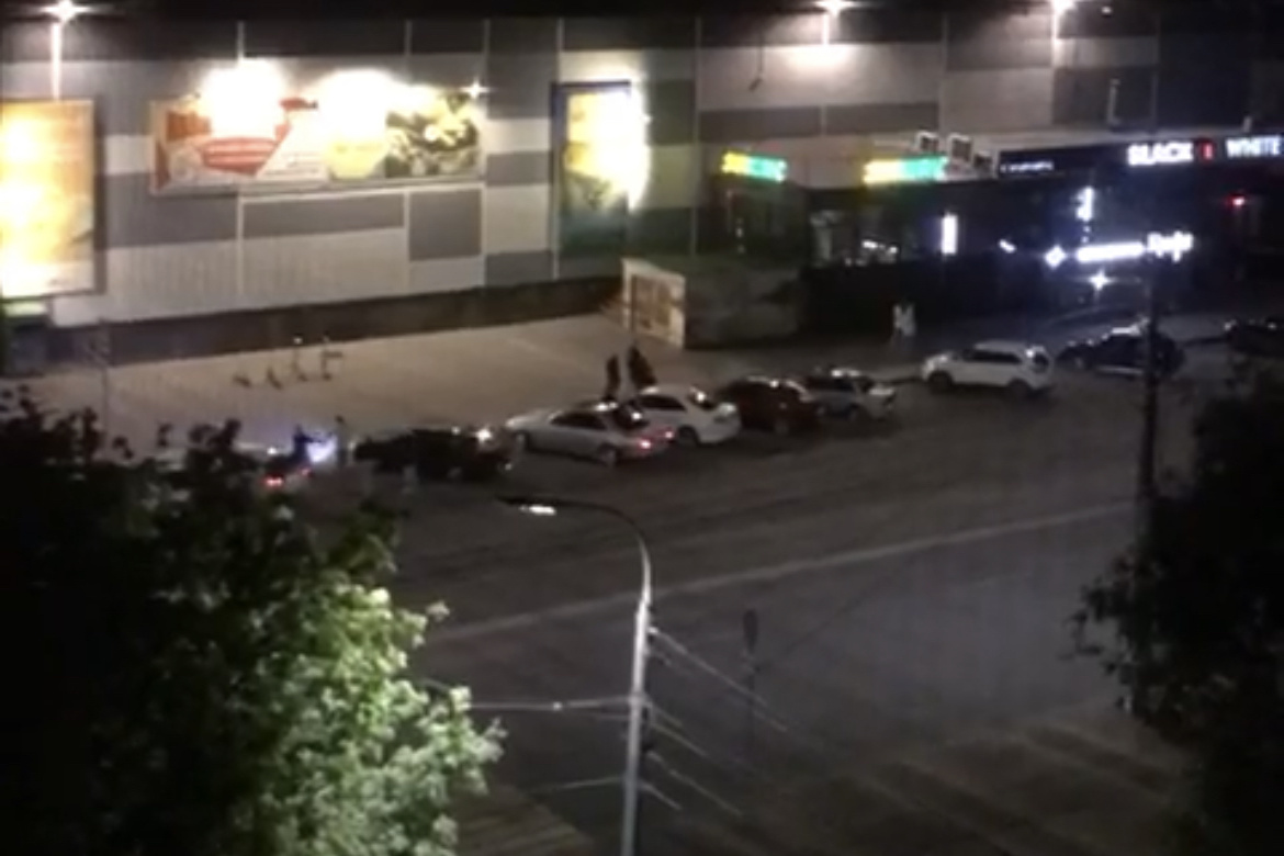 «Полиция снова бездействует»: танцы шумной компании в два часа ночи в центре Волгограда сняли на видео