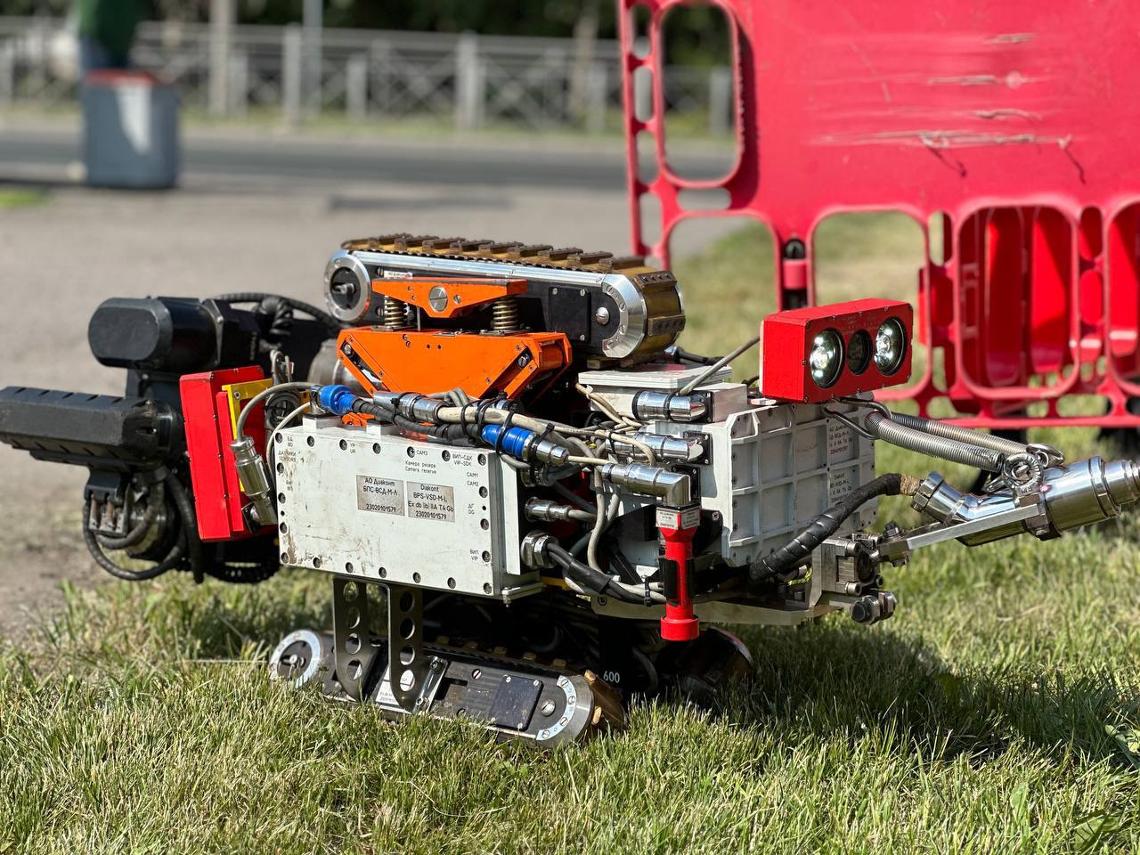 «ВАЛЛИ-И» по-петербургски: маленький робот исследует трубы в Красногвардейском районе