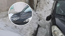 На Peugeot, припаркованный в челябинском дворе, упала ледяная глыба