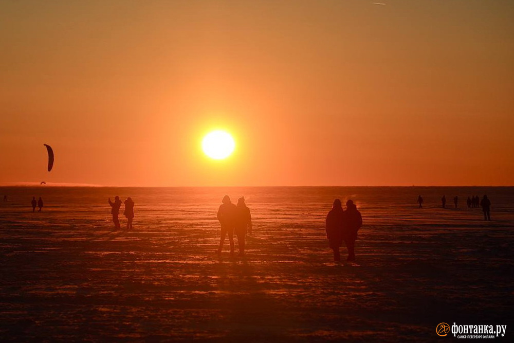 Солнце проводило петербуржцев в пасмурные выходные ярким закатом