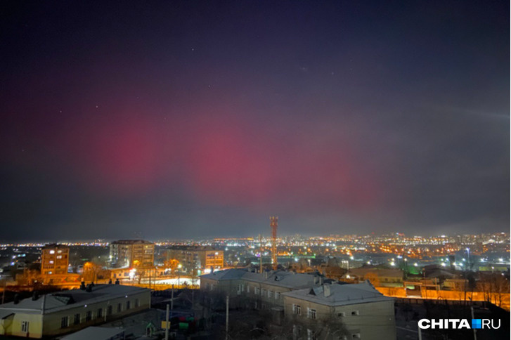 Красное северное сияние над городом