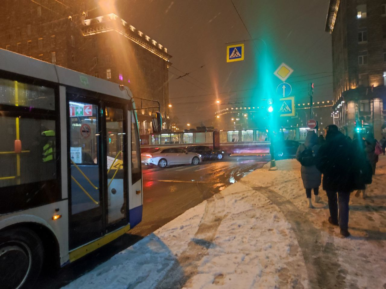 Водитель автомобиля заткнул проспект Стачек трамваем