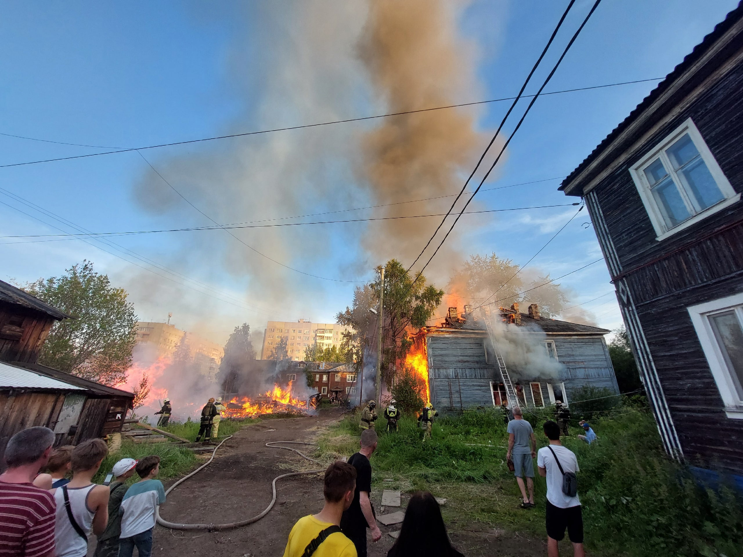 В Соломбале произошел пожар: огонь перекинулся с сараев на дом | 16.07.2023  | Архангельск - БезФормата