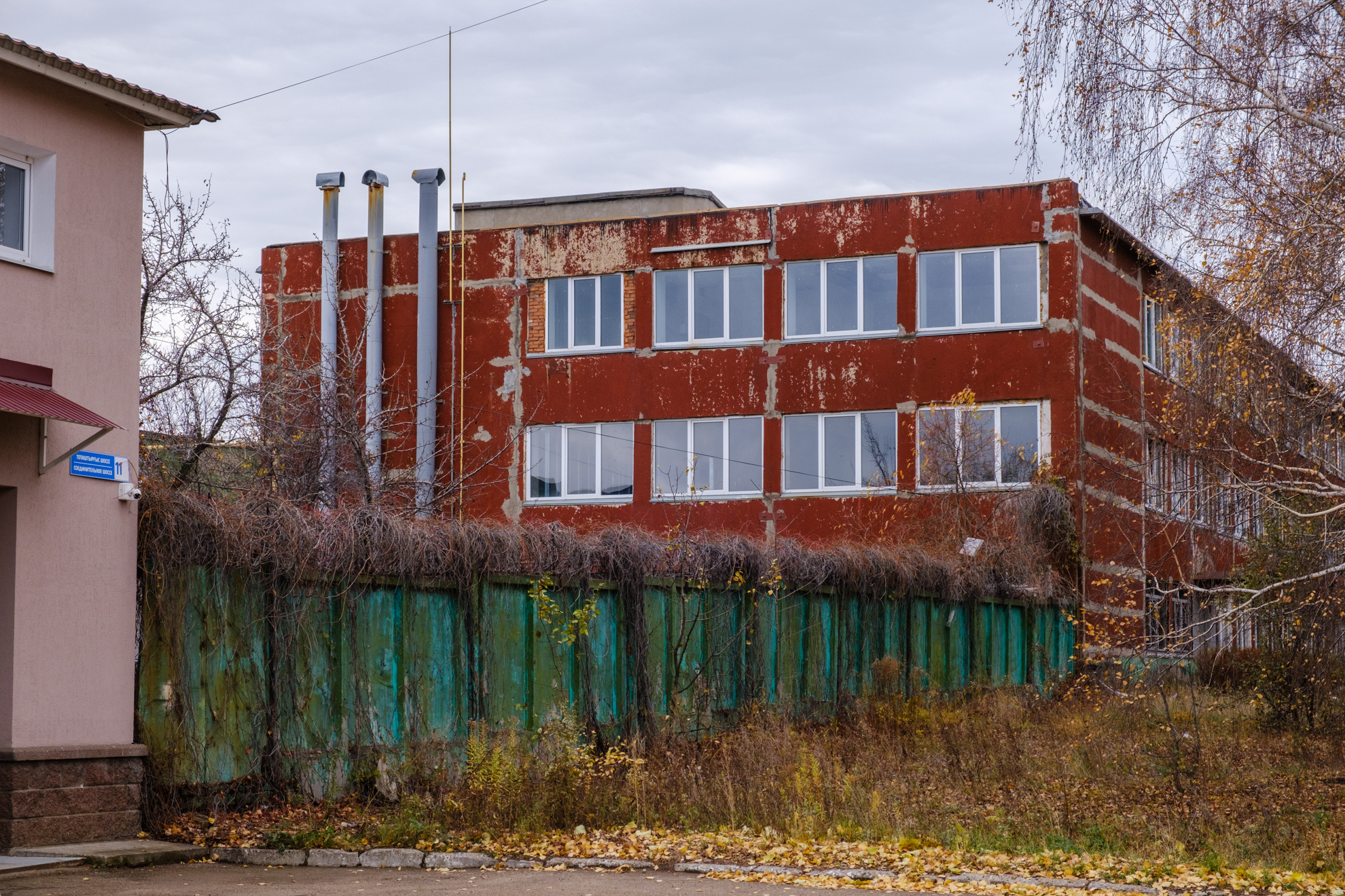 Судя по всему, это и есть административное здание