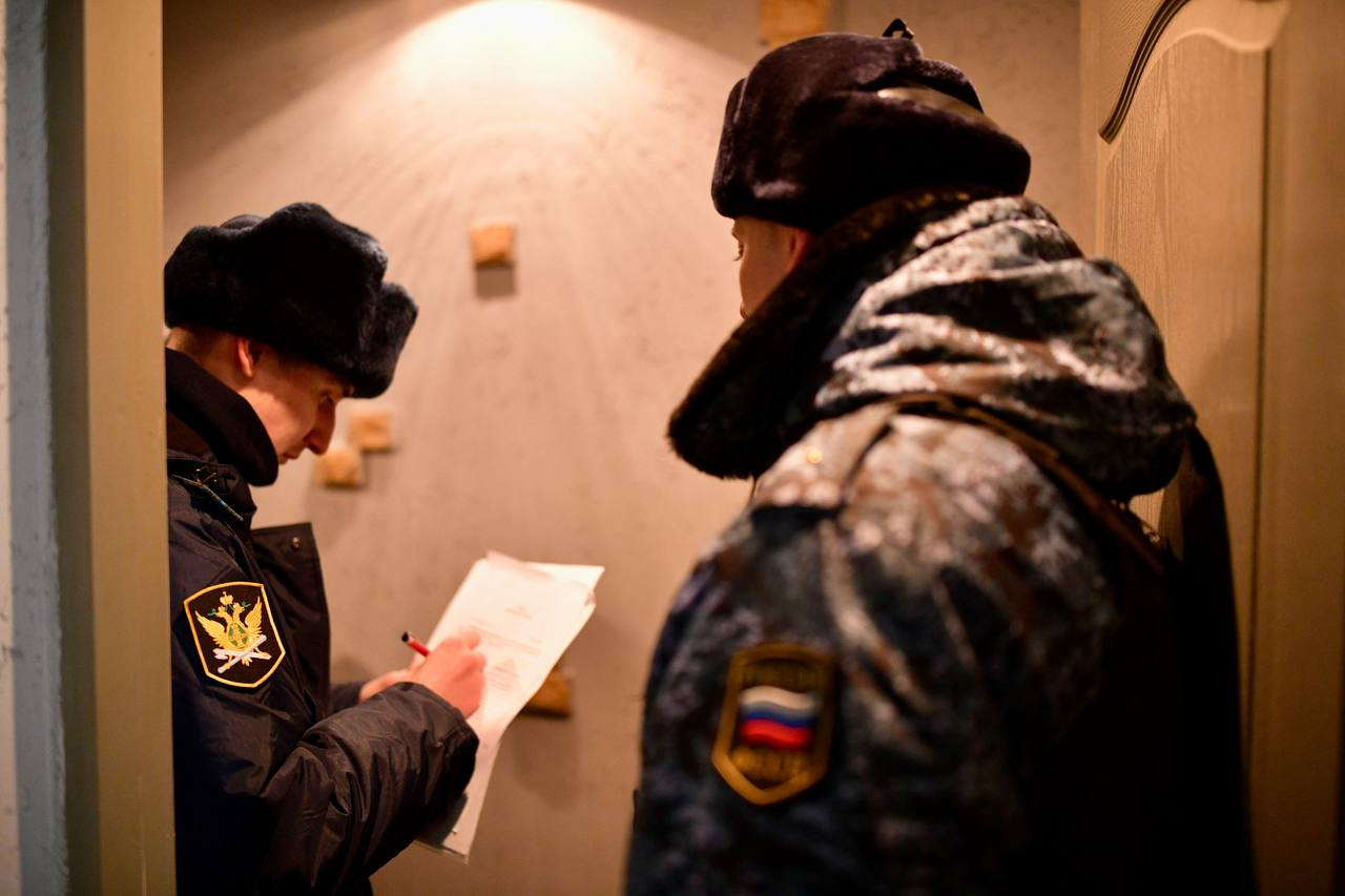 В Красноярске задолжавший почти миллион отец-алиментщик напал с ножом на судебного пристава