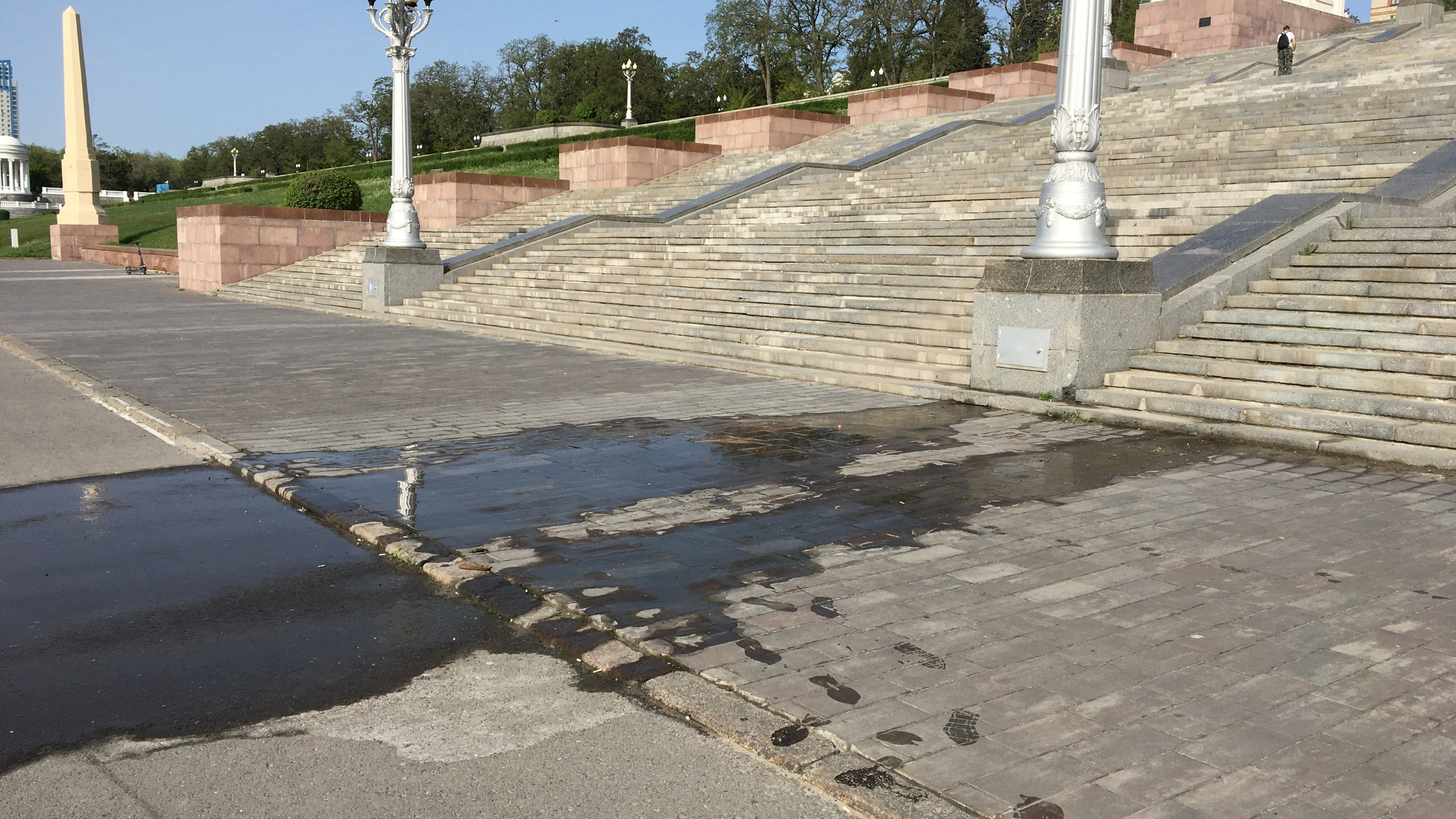 Потоки воды из-под лестницы заливают Центральную набережную в Волгограде