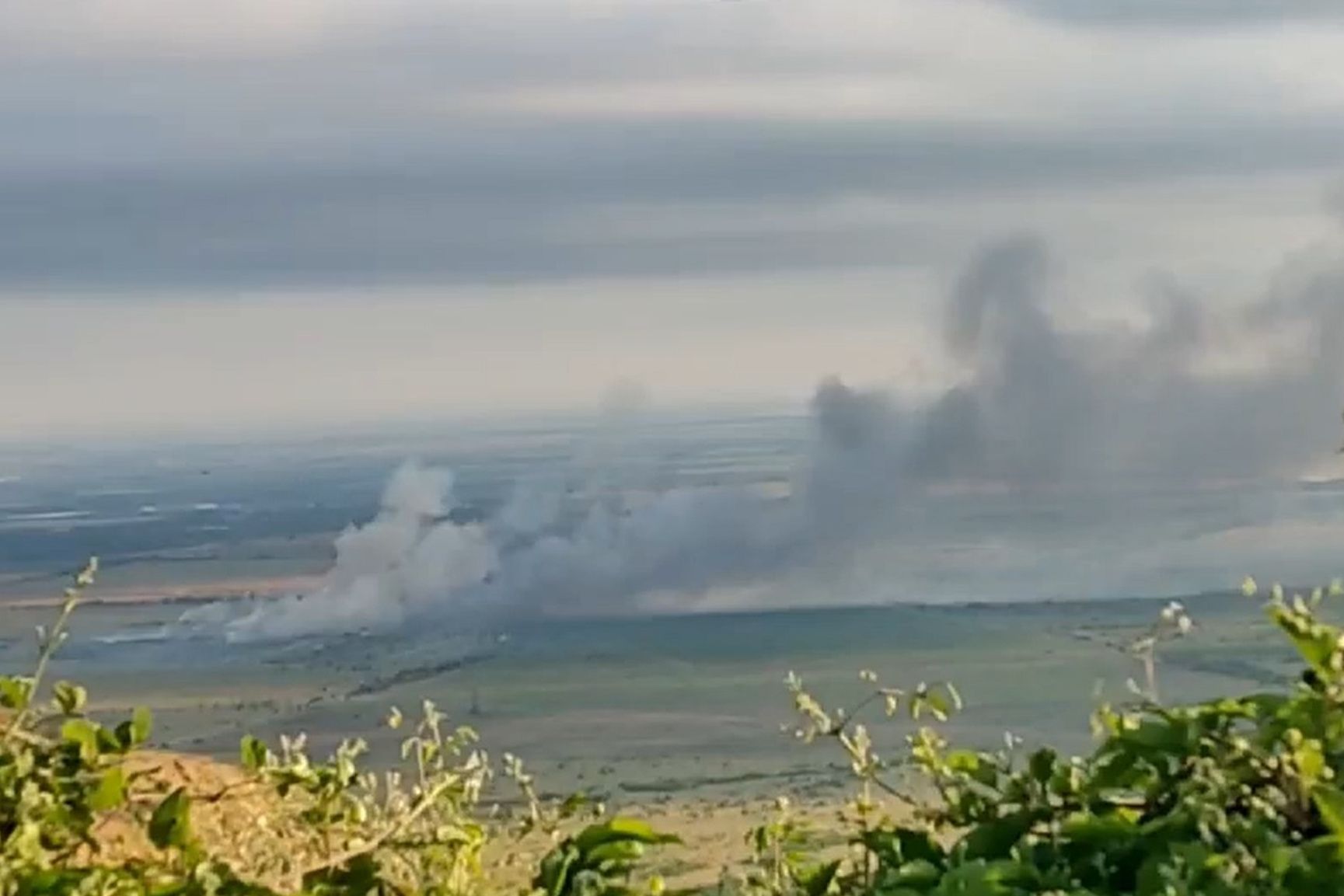 Видео пожара на военном полигоне в Крыму - 19 июля 2023 - 26.ru