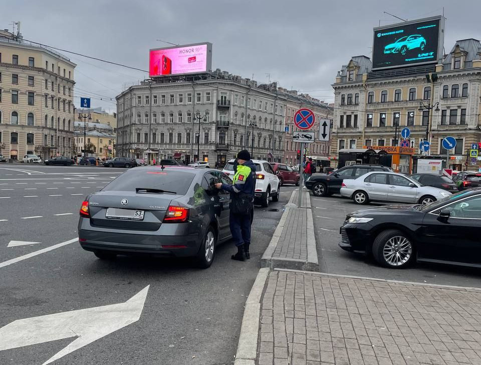 Более 150 нарушителей правил парковки ловят каждый день у Московского вокзала в Петербурге